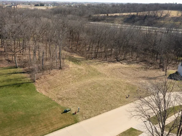3025 Forrest Meadow Ln, Hiawatha, IA 52233