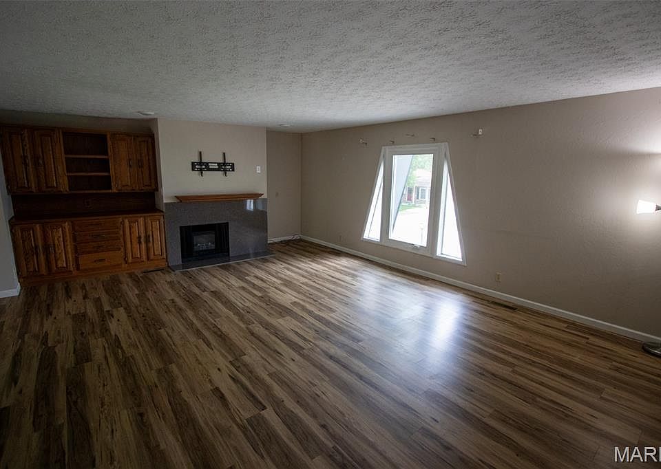 1st image of 83 Memorial Ct