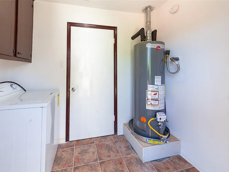 8826 Roos Rd — Photo 34