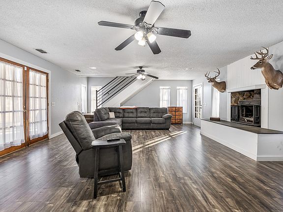 4th image of 401 Sandy Ln