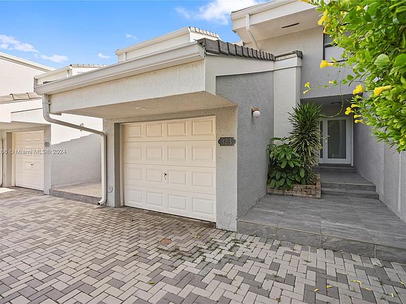 4th image of 323 Poinciana Dr #903