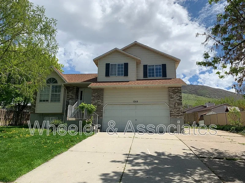 5 bed, 3.0 bath, 2500 sqft, $2,345 — Photo 1