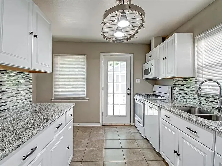 4409 Effie St — Photo 3