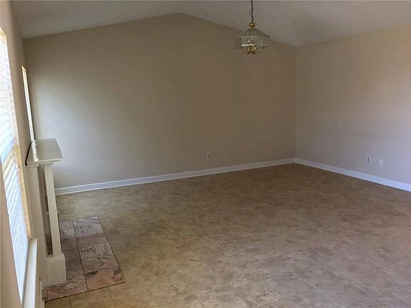 5th image of 2422 High Hollow Dr