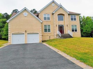 16 Connor Dr, Manalapan, NJ 07726