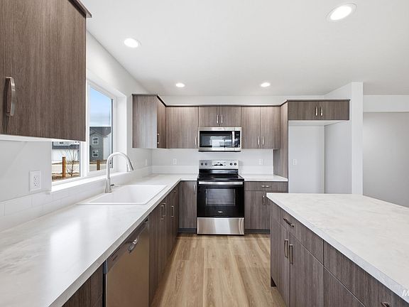 4th image of 13702 Inman Ct