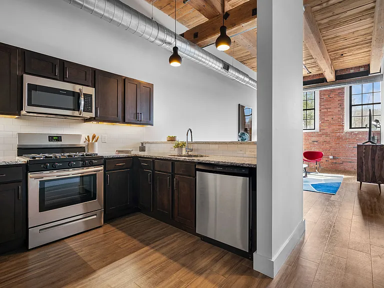 150 Oakland St — Photo 4