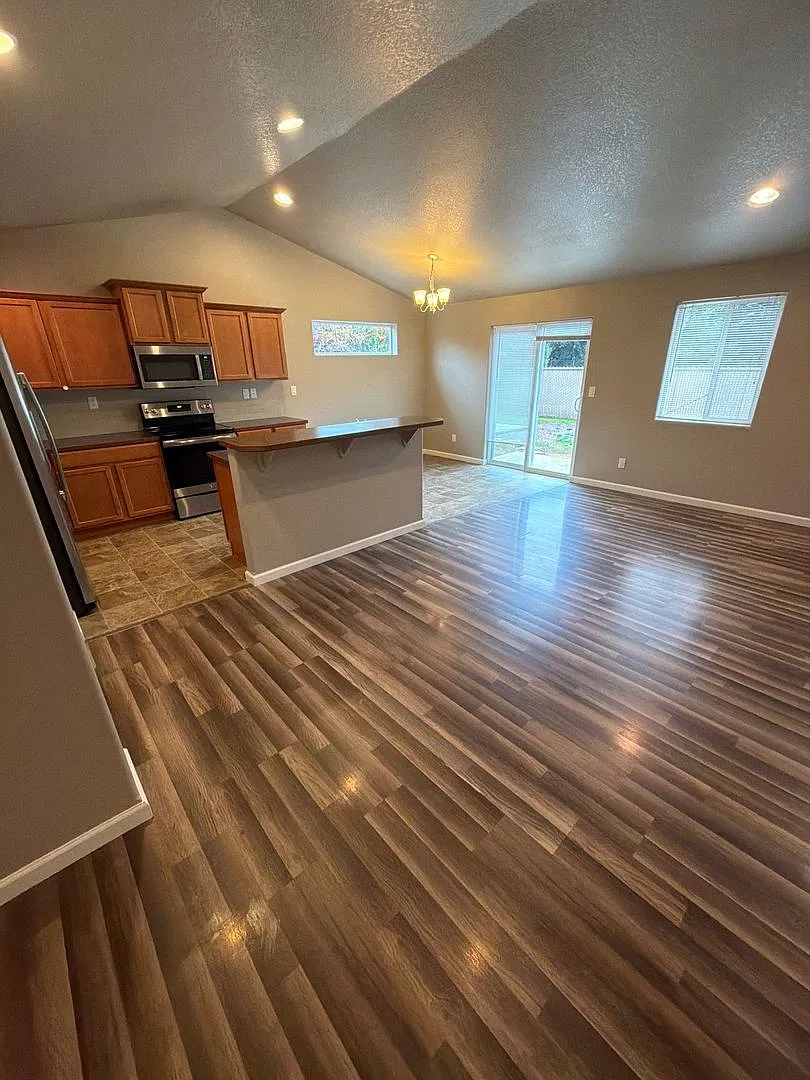 3 bed, 2.0 bath, 1412 sqft, $2,200 — Photo 3