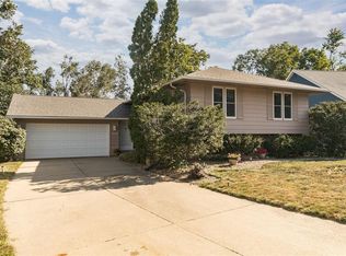 2326 Towne House Dr NE, Cedar Rapids, IA 52402