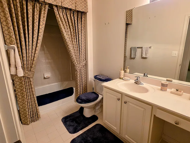 Massive primary bedroom retreat featuring an abundance of floor space, a ceiling fan, and large windows.