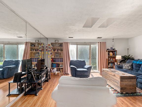 5th image of 102 Oak Ln APT 9