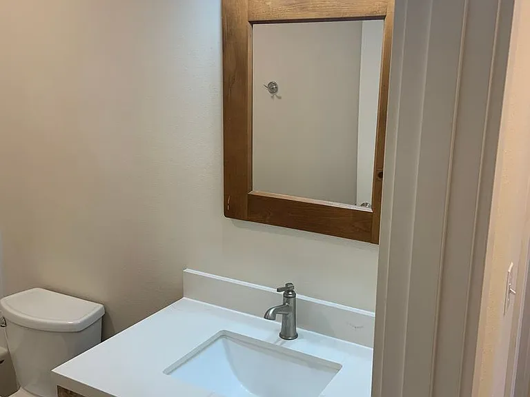 702 College St — Photo 16