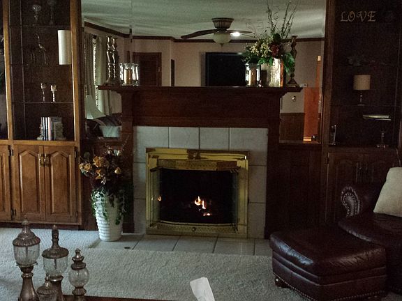 Famly Room w/Gas Logs