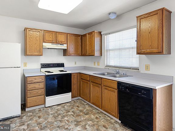 5th image of 14 Coralberry Dr