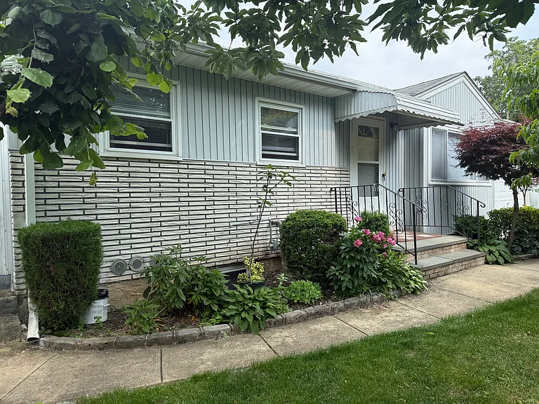 11 Holle Pl #1 — Photo 1