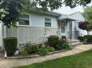 11 Holle Pl #1, Carle Place, NY 11514