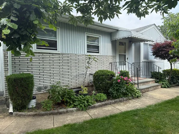 11 Holle Pl #1, Carle Place, NY 11514