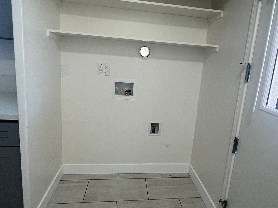 Washer/dryer hook-ups