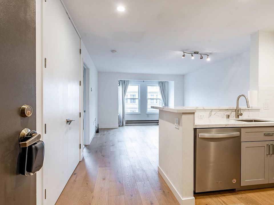 1st image of 2225 23rd St #406-L