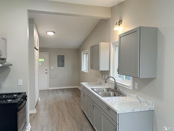 3rd image of 29219 York St