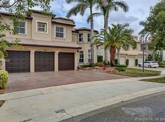 Live the Dream in this 6.5.1 Stunning Lakefront Pool Home!