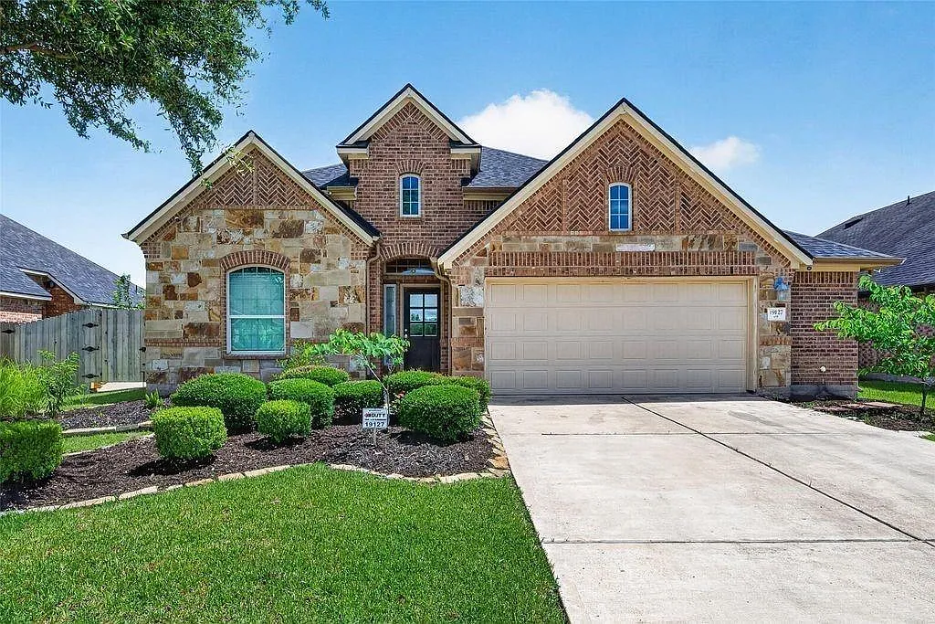 3 bed, 2.0 bath, 2125 sqft, $2,395 — Photo 1