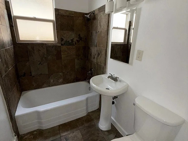 1915 Grace Ave #8 — Photo 11