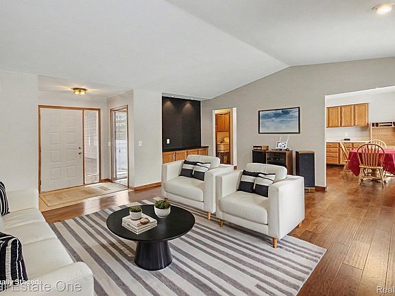 3rd image of 32468 W Ten Mile Rd