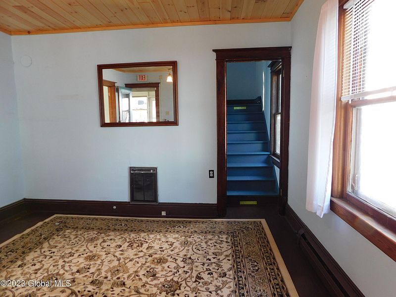 3rd image of 32 Circle Avenue