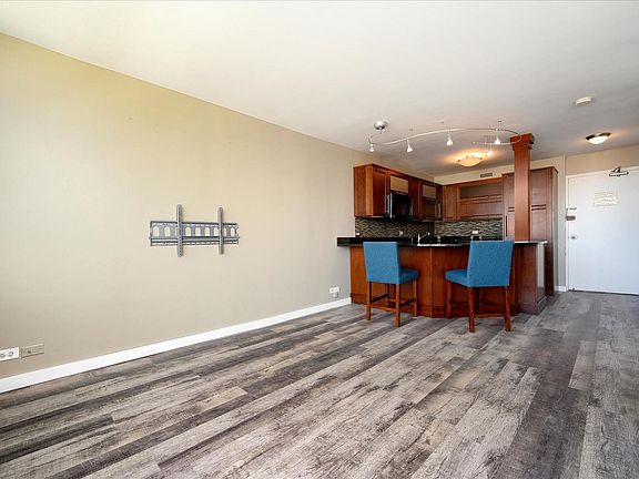5th image of 1460 Sandburg Ter #1404A