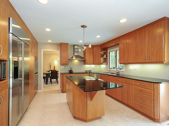 3rd image of 142 W Saint Andrews Ln