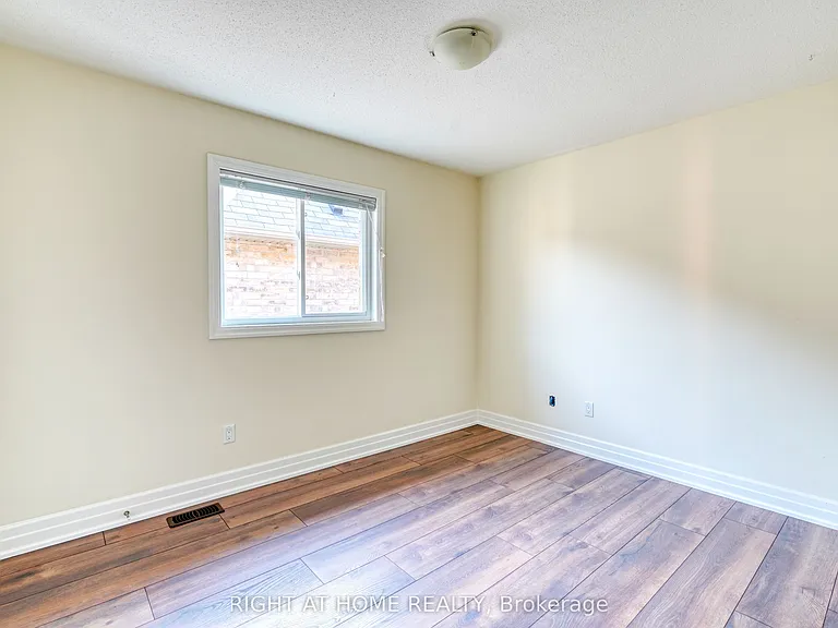 17 Mercury Ave — Photo 29