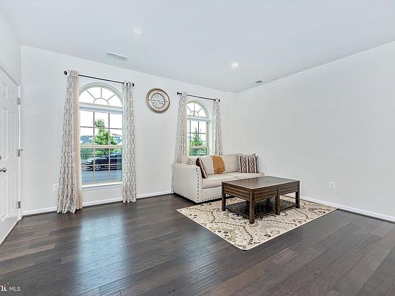4th image of 10004 Beerse St