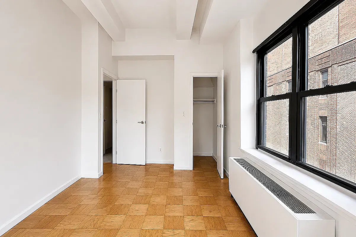 213 East 37th Street — Photo 3