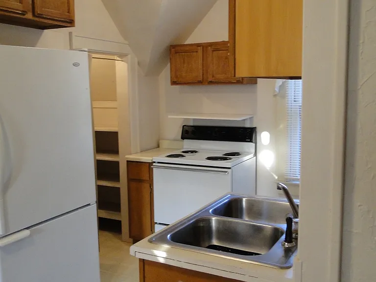 1118 W Franklin St #2 — Photo 3