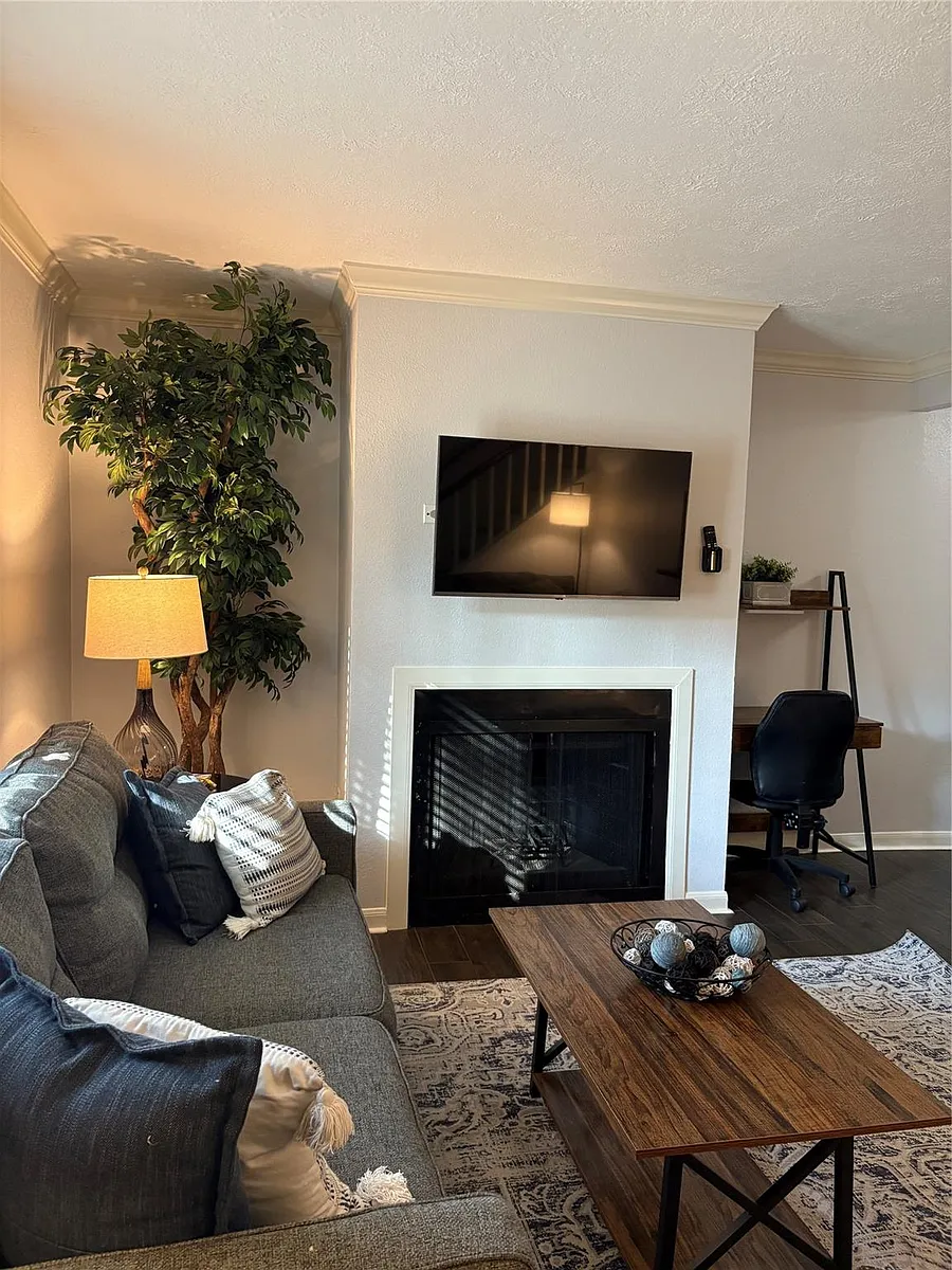 Building Photo - 732 Memorial Mews St #A