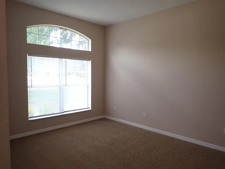 132 Berkshire Ln — Photo 2