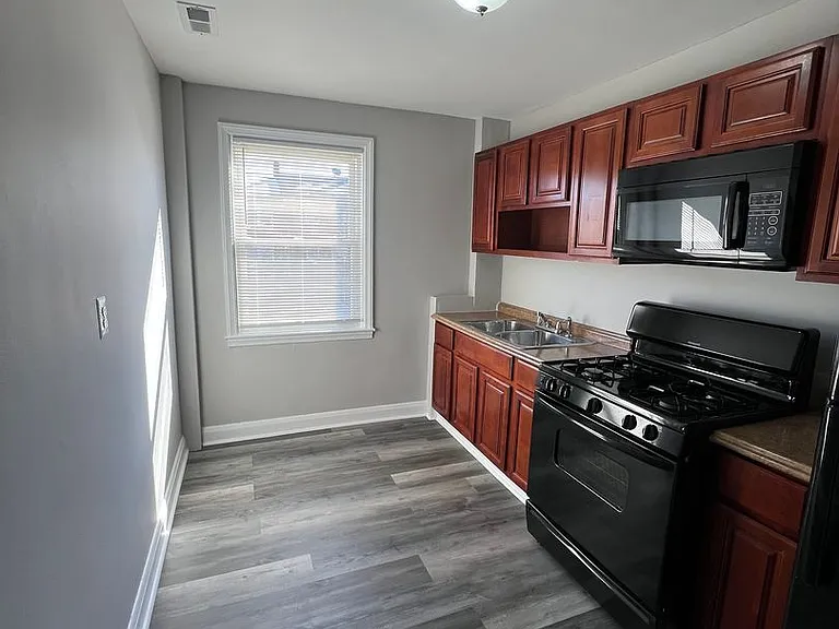 3611 Ravenwood Ave — Photo 2