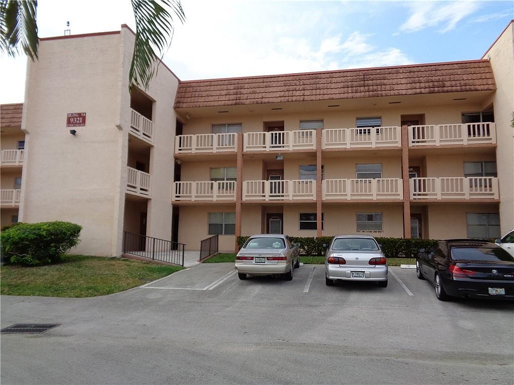 9321 Sunrise Lakes Blvd #106