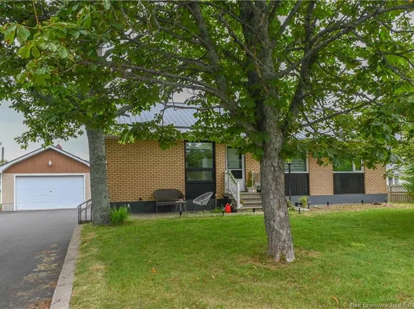 163 Des Peupliers St, Shippagan, NB E8S 1J7