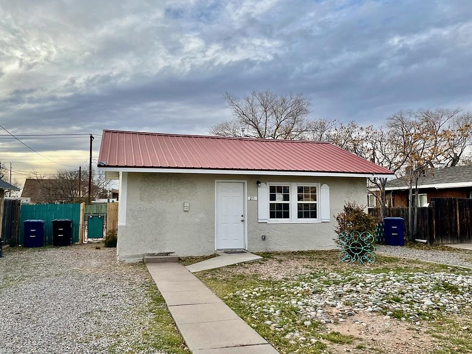 1st image of 215 Stanford Dr SE #1