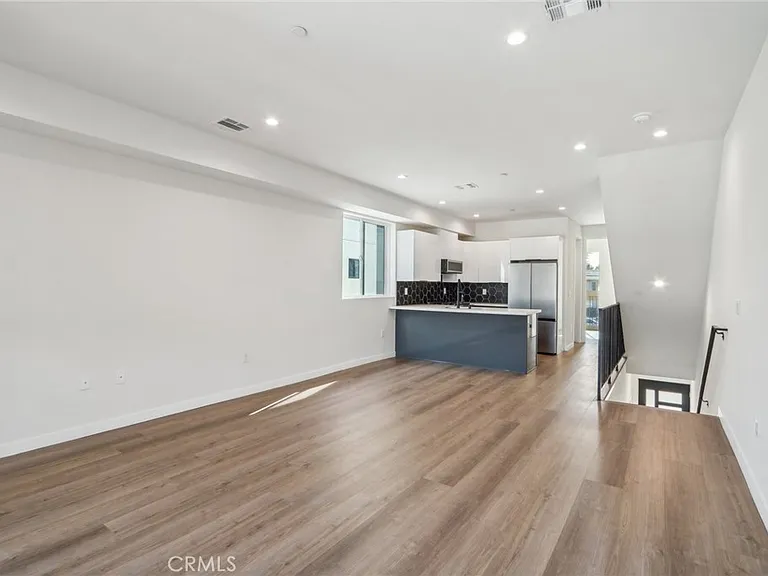 10719 Addison St — Photo 44
