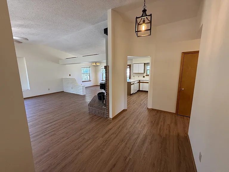 1 Autumnwood Ct — Photo 2