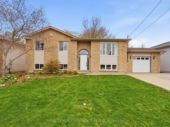 12 Marina Dr, Brighton, ON K0K 1H0