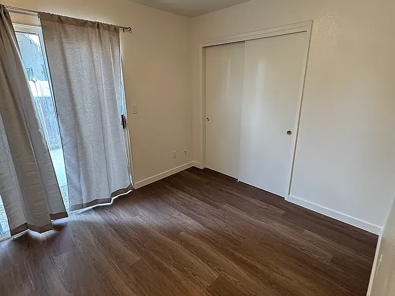 427 Oak St — Photo 6