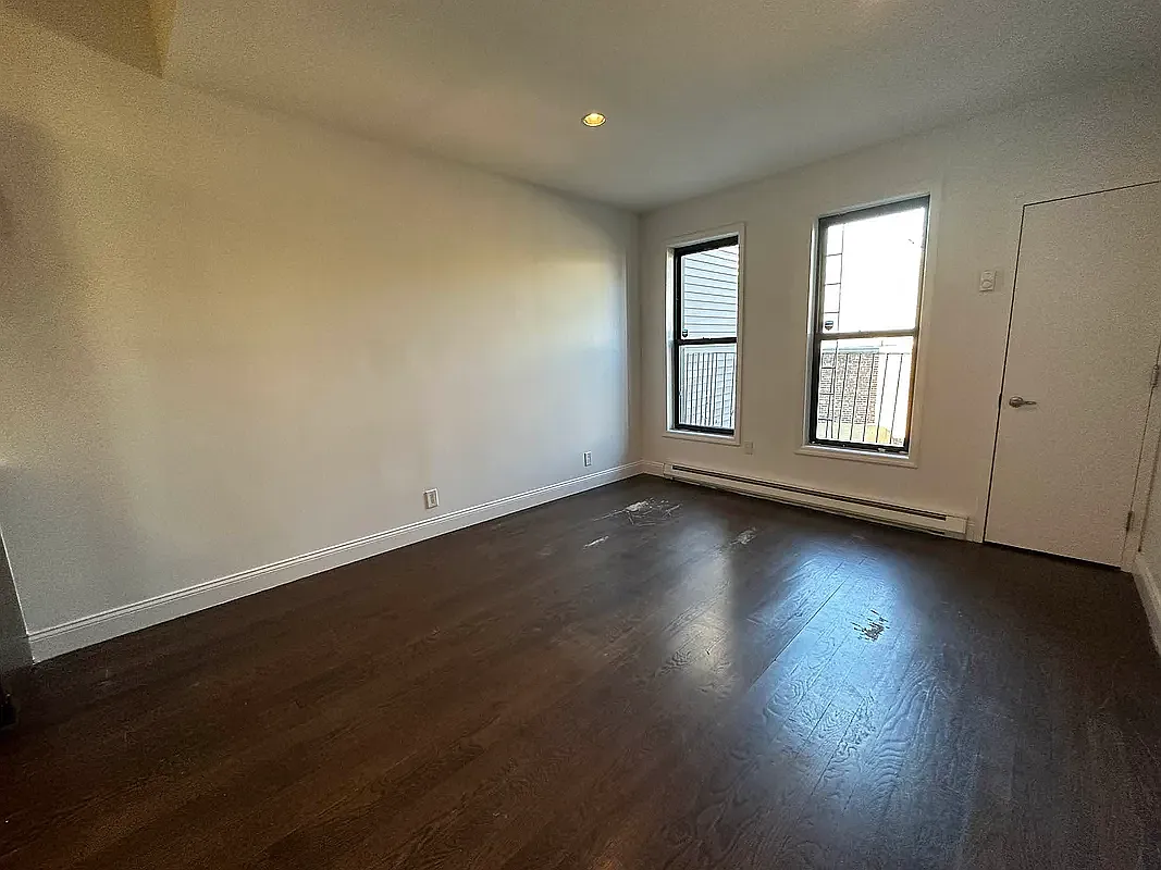 913 Broadway — Photo 2