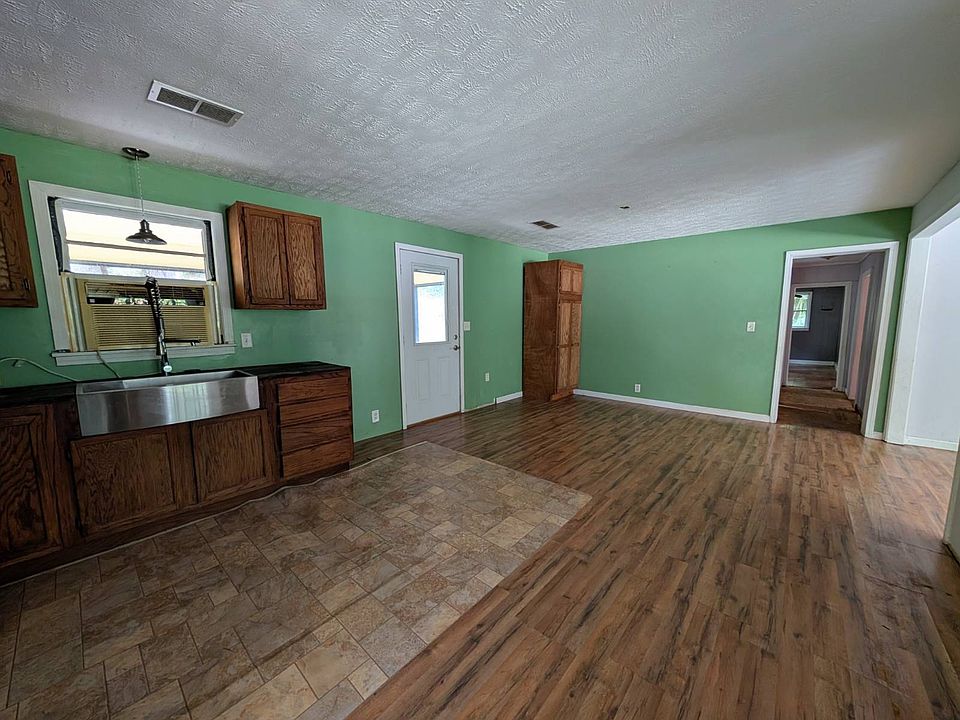 13th image of 502 Hill Ave