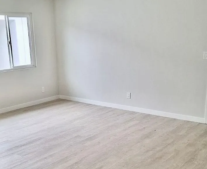 Move In Special $153 Dollars Off For The 1st 3 Months. Remodeled 3 Bedroom 1.5 Bath 2nd Floor Unit. — Photo 11