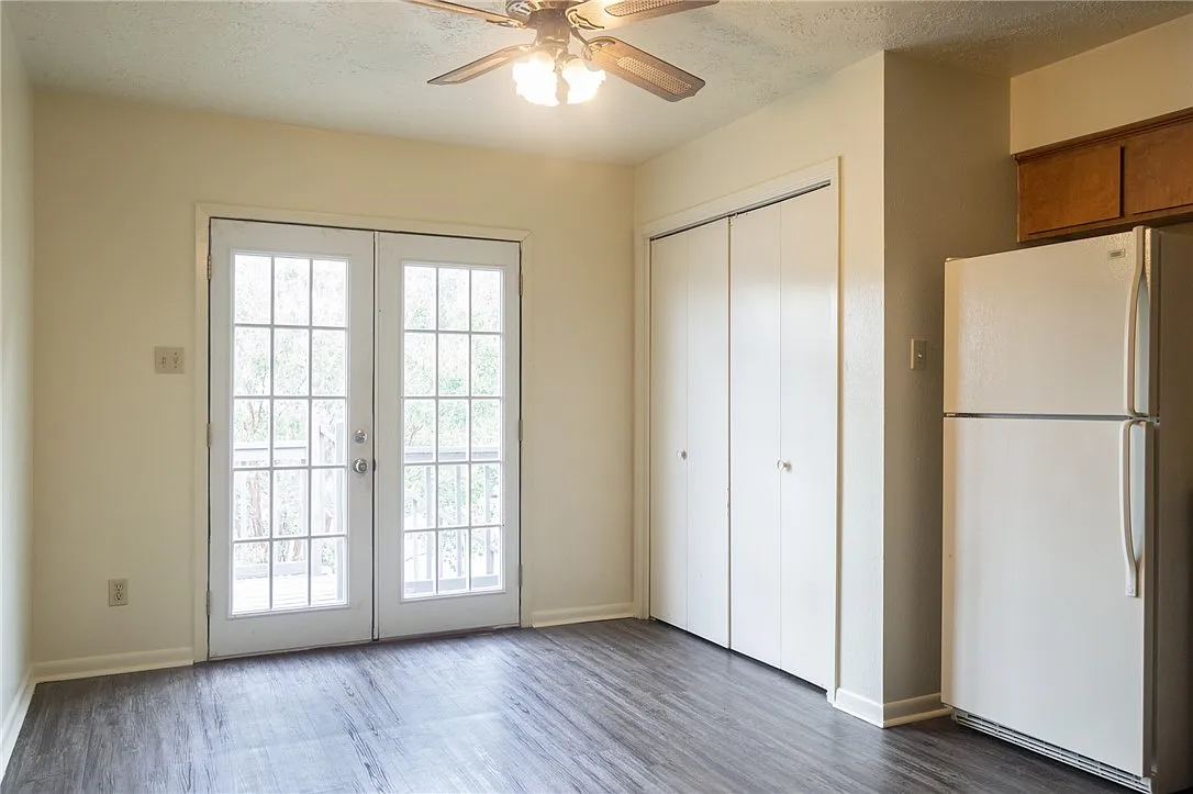 2 bed, 1.5 bath, 948 sqft, $925 — Photo 3
