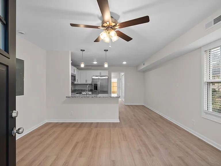 947 Wall St — Photo 3